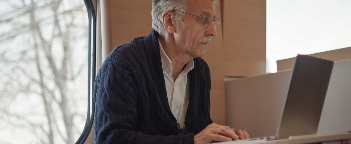 old_man_on_laptop_f1